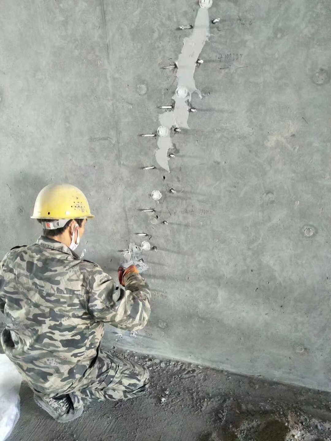 乌马河混凝土楼板裂缝加固施工的方案